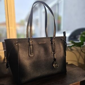 MICHAEL MICHAEL KORS Voyager Medium Crossgrain Leather Tote Bag